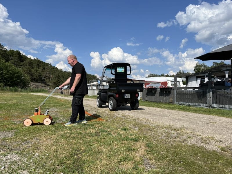 paxsteren frakter Svein rundt på enhus camping for å utføre vedlikehold