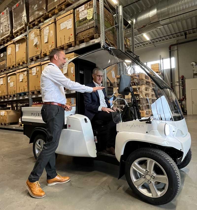 Prime Minister Jonas Gahr Støre behind the wheel of a Paxster during his visit to Kampenes.