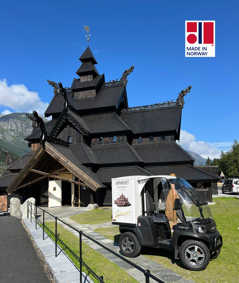 paxster foran stavkirken på Lothepus Camping