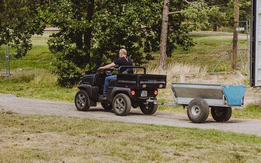 A Paxster Air with trailer in action – a practical and efficient solution for moving goods quickly across the festival site, perfectly suited for closed-area operations.