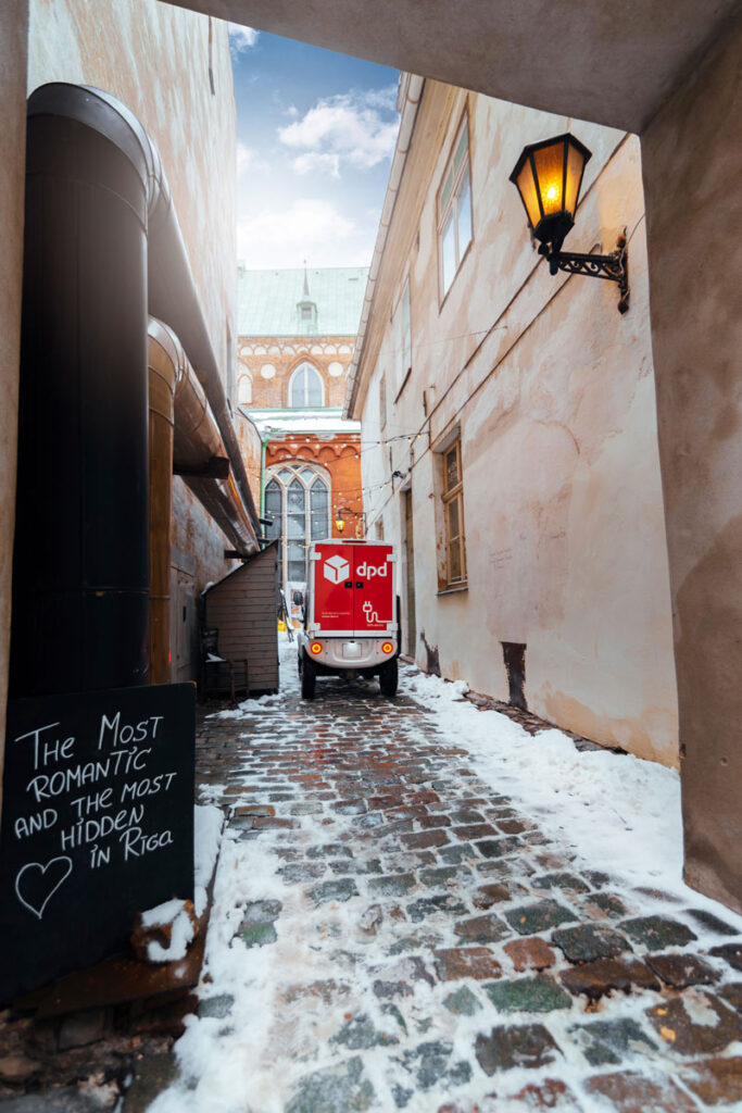 micro light electric vehicles in narrow streets